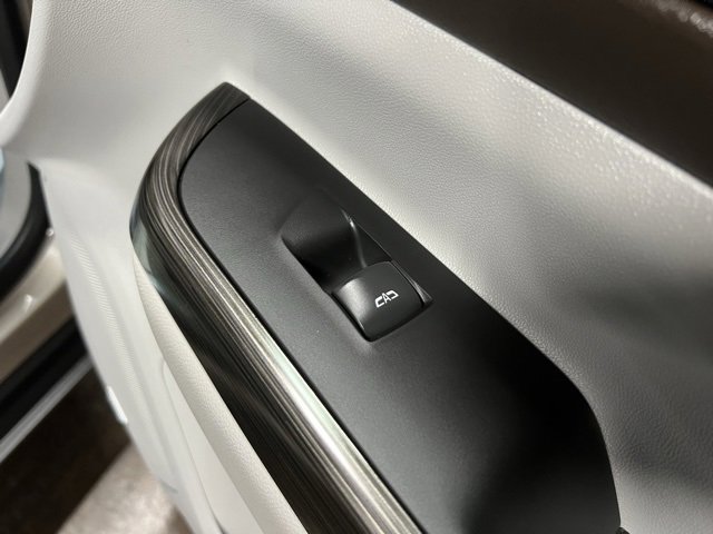 Used 2023 GMC Acadia SLT w/ Preferred Package image 32