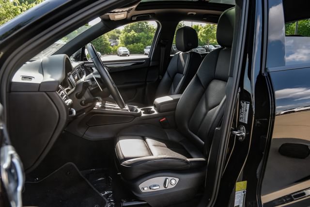 Used 2025 Porsche Macan AWD/4WD image 41