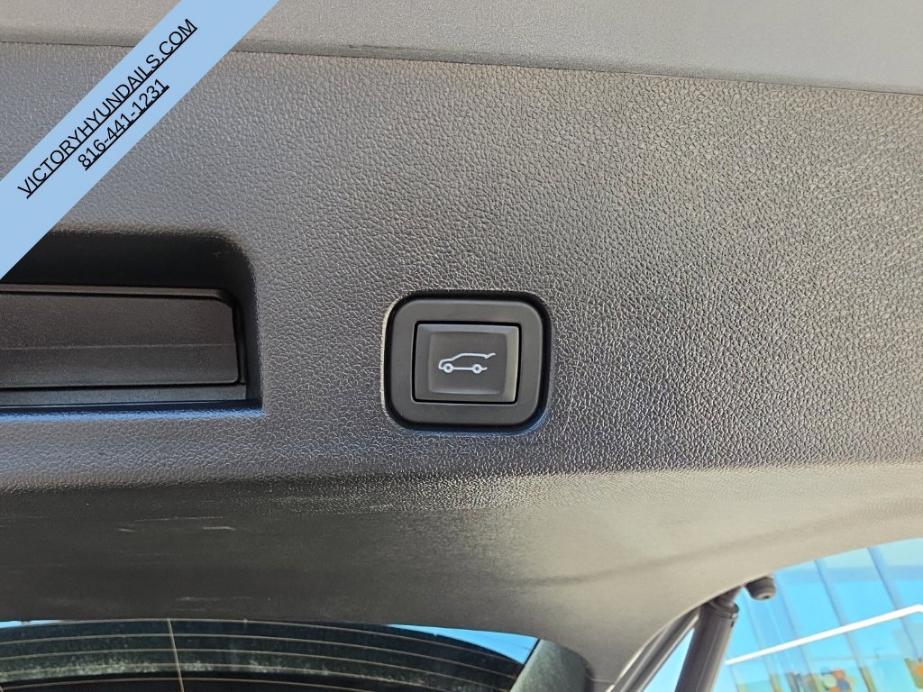 Used 2025 Chevrolet Traverse LT AWD/4WD image 39