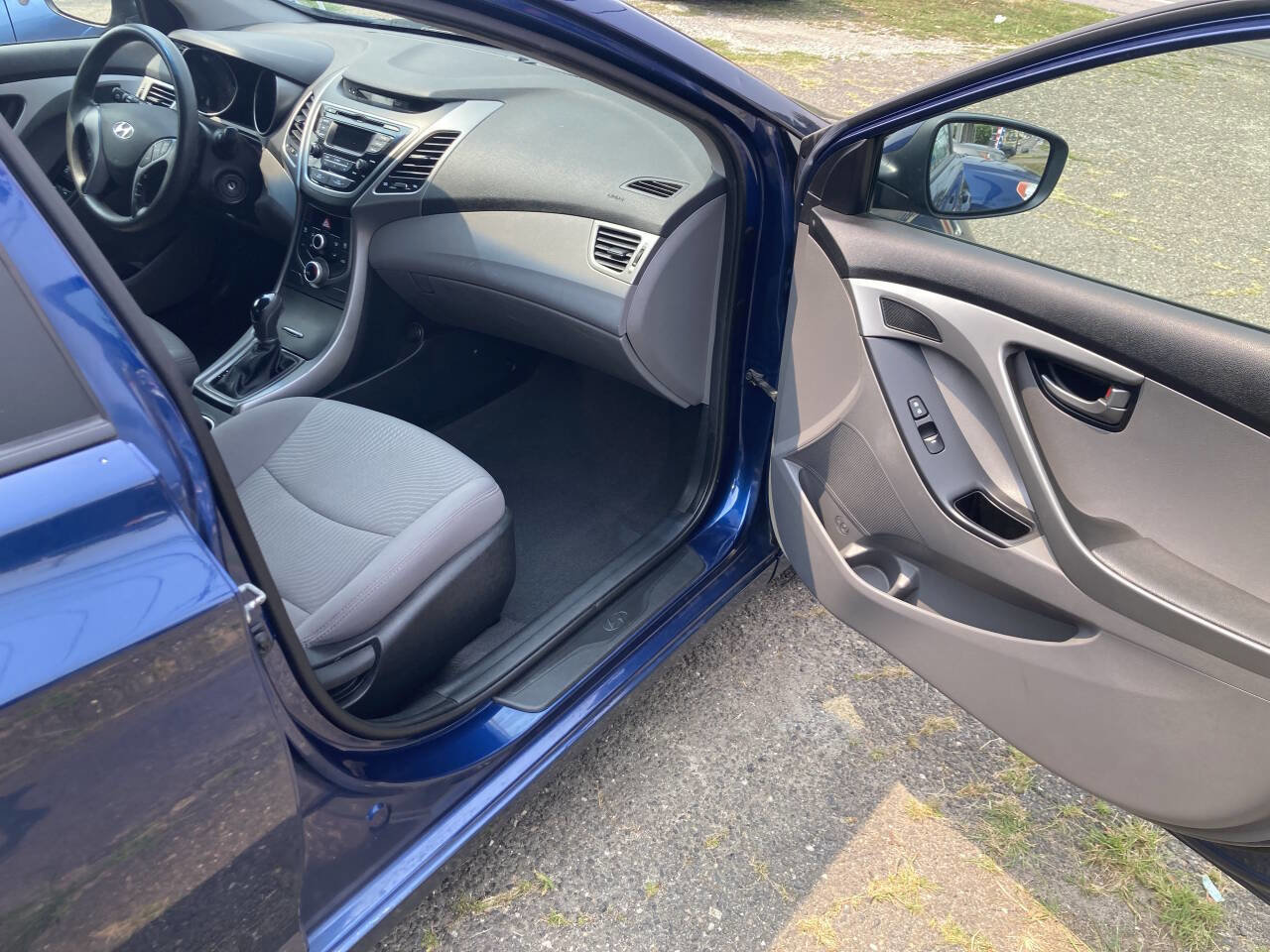 Used 2015 Hyundai Elantra SE image 13