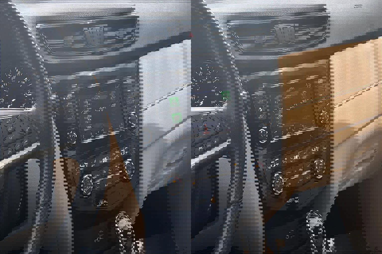 Used 2018 Nissan Rogue SV w/ Premium Package image 7