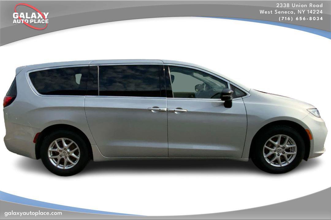 Used 2024 Chrysler Pacifica Touring-L FWD image 4