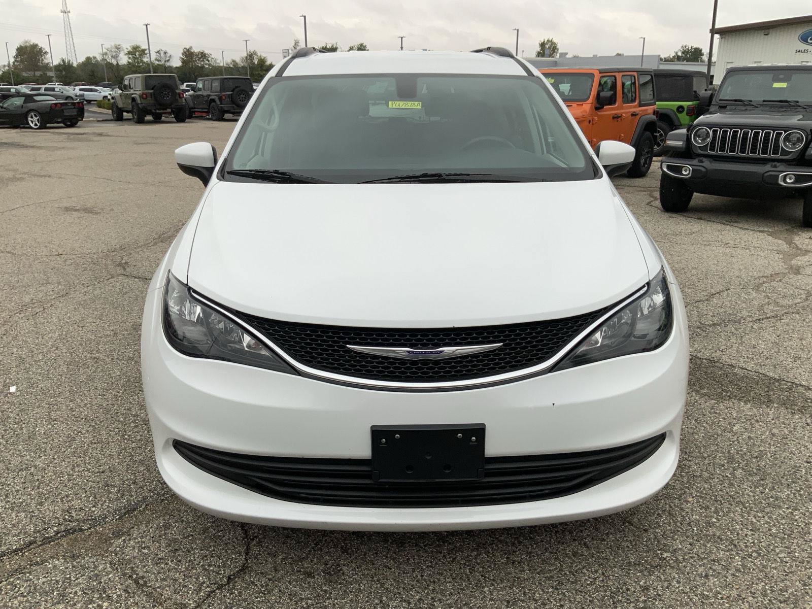 Used 2020 Chrysler Voyager Lxi FWD image 3