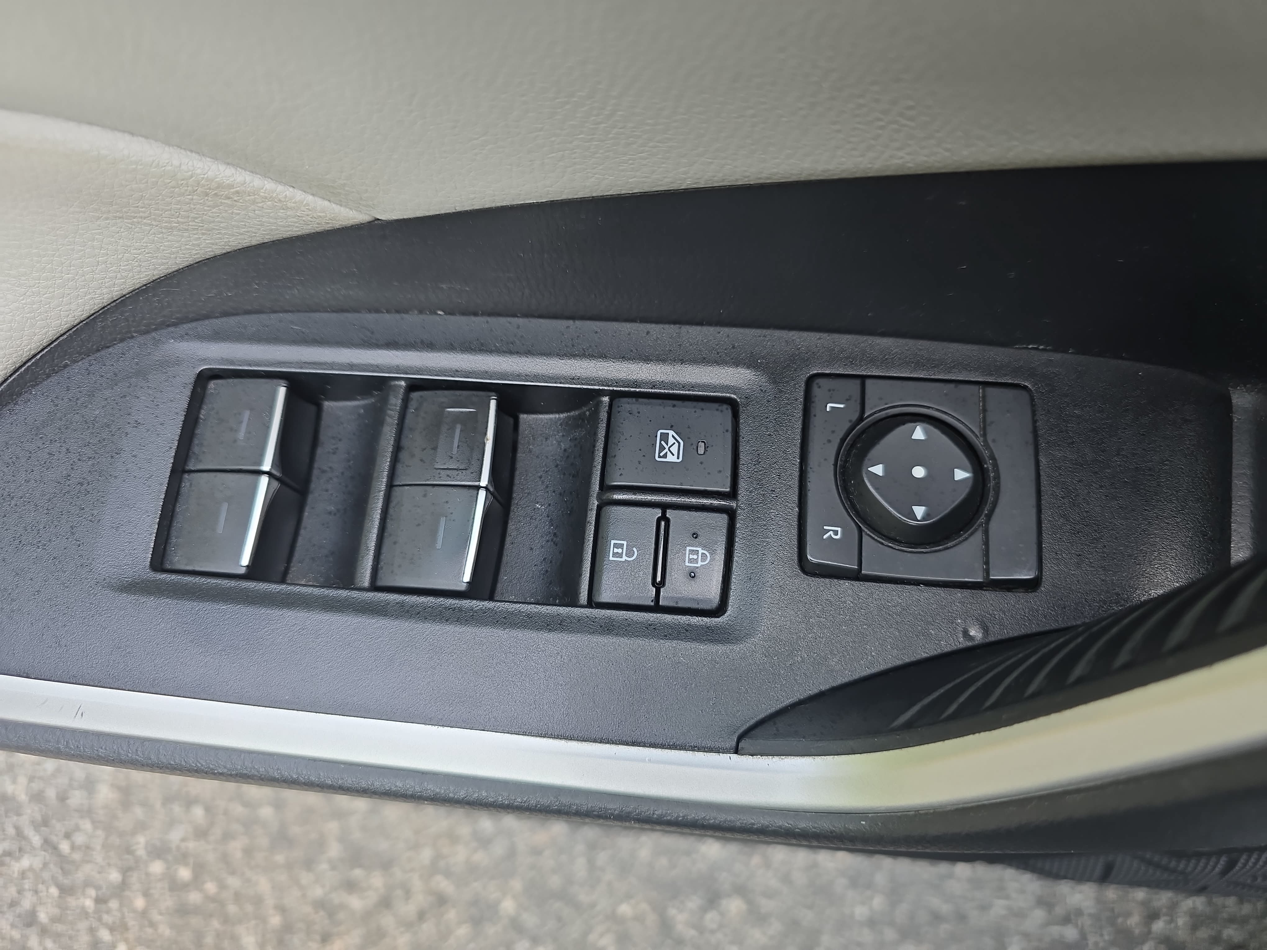Used 2022 Toyota RAV4 XLE w/ Convenience Package FWD image 27