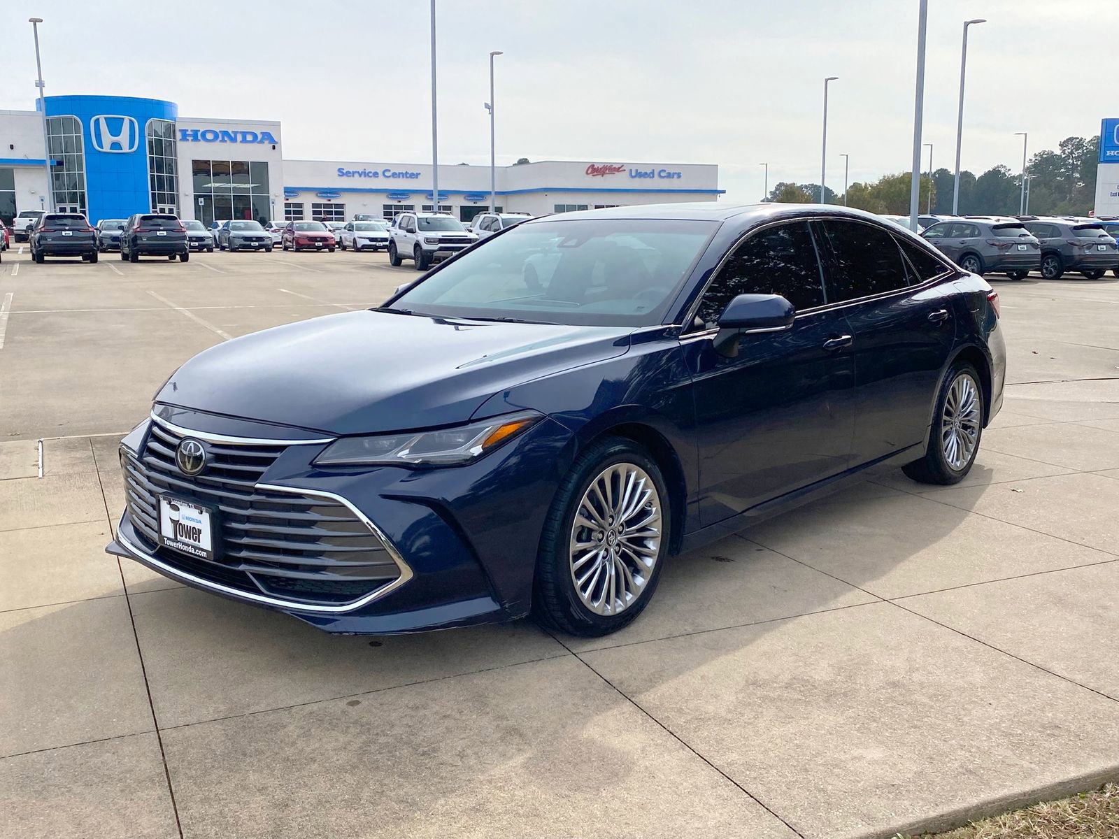 Used 2019 Toyota Avalon Limited image 3