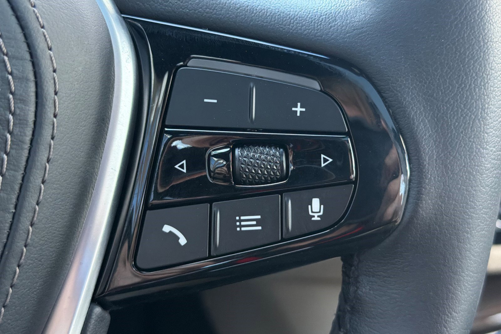 Used 2023 BMW 530i w/ Premium Package image 32