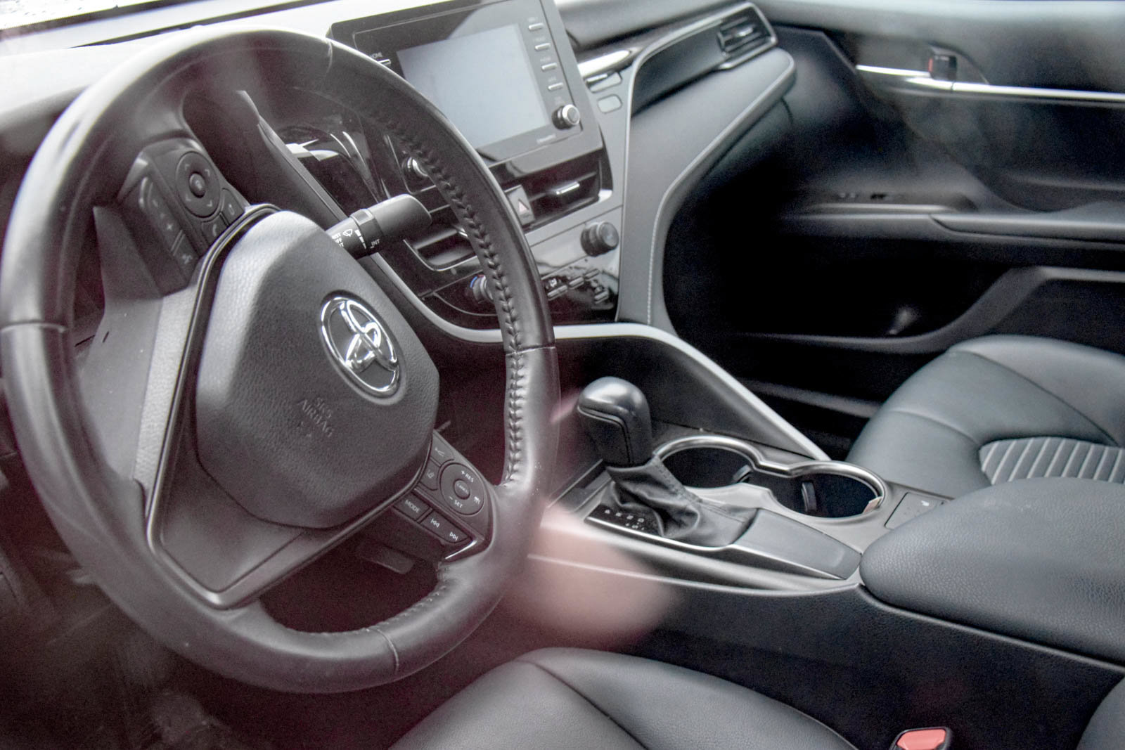Used 2021 Toyota Camry SE w/ Cold Weather Package FWD image 11