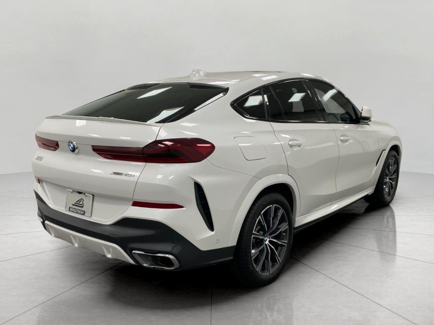 Used 2022 BMW X6 xDrive40i w/ Executive Package AWD/4WD image 3
