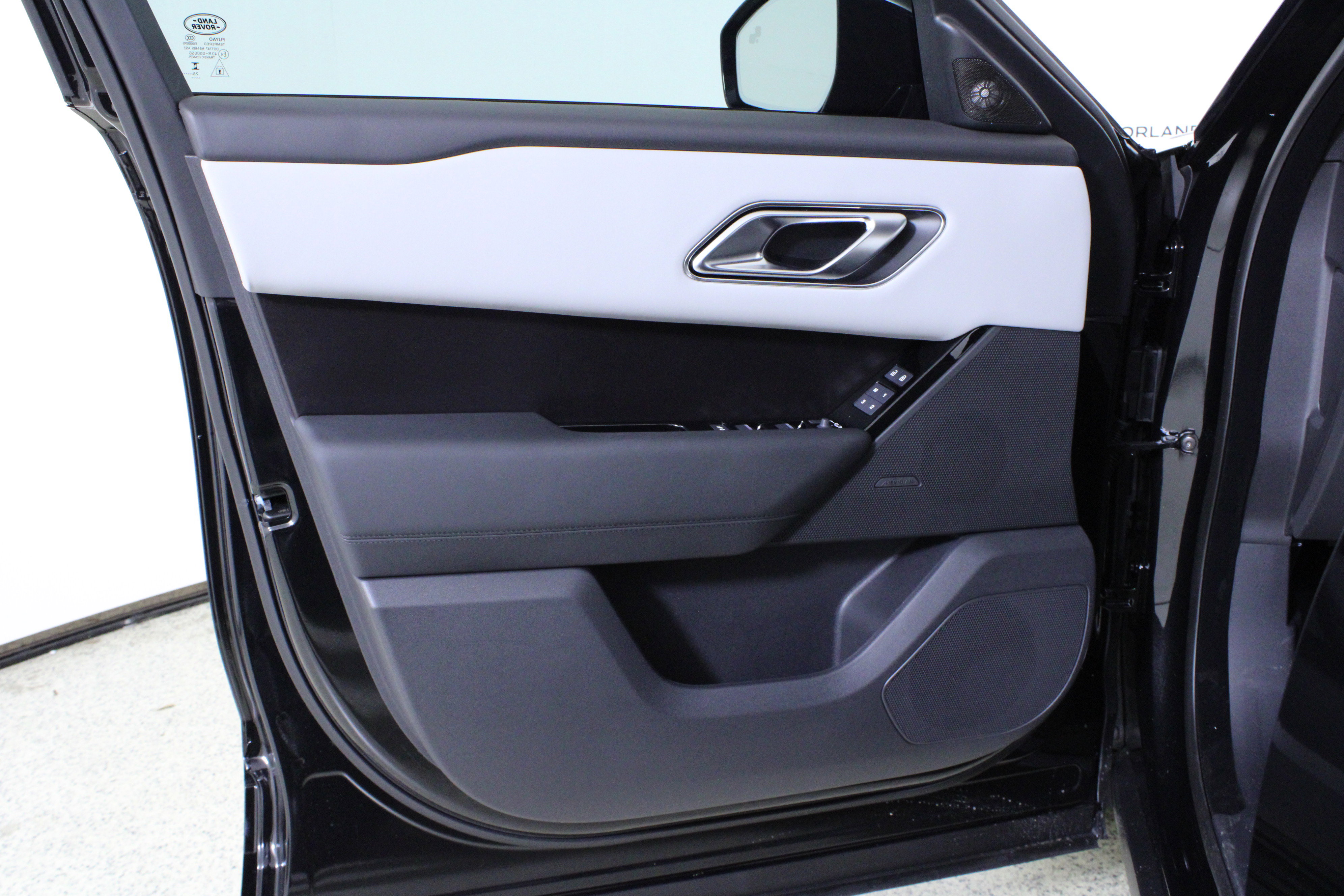 New 2026 Land Rover Range Rover Velar Dynamic SE image 15