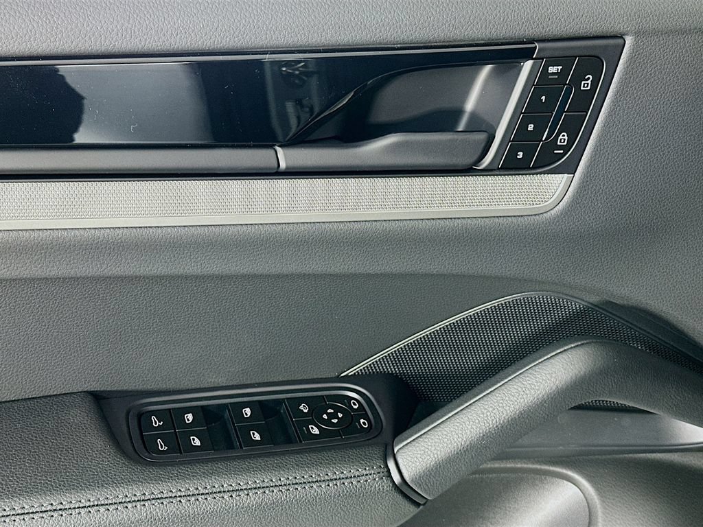 New 2026 Porsche Cayenne Coupe AWD/4WD image 19