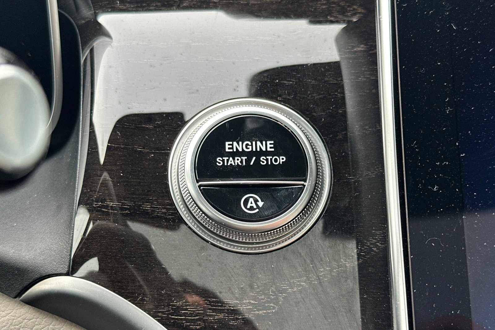 Used 2025 Mercedes-Benz GLC 300 4MATIC image 33