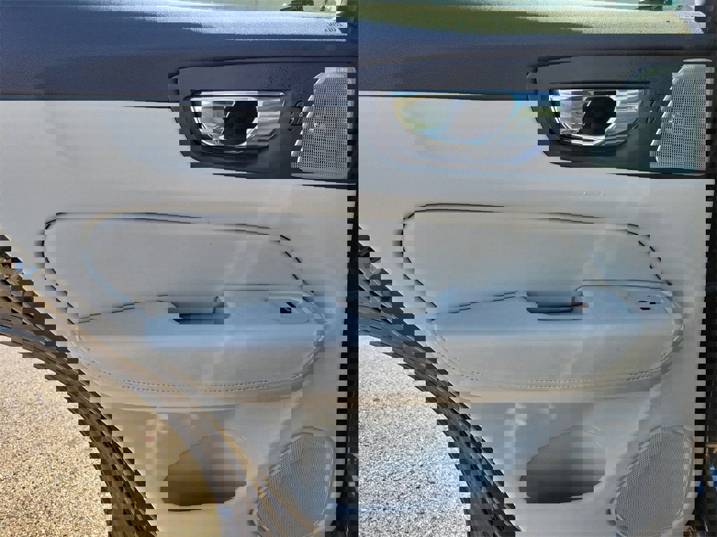 Used 2018 Volvo XC60 T6 Inscription w/ Luxury Seat Package image 11