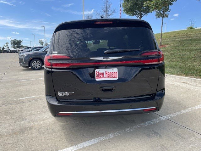 New 2026 Chrysler Pacifica Select image 5