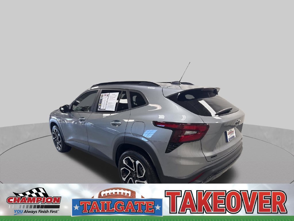 Used 2025 Chevrolet Trax RS w/ Sunroof Package FWD image 3