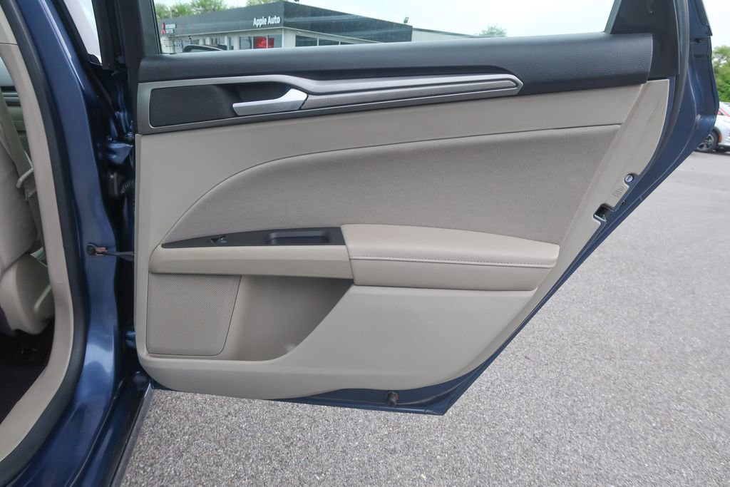 Used 2019 Ford Fusion SE FWD image 16