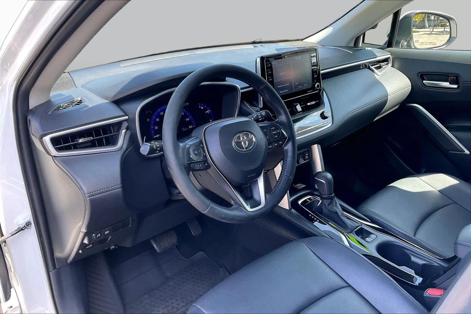 Used 2022 Toyota Corolla Cross XLE w/ Convenience Package AWD/4WD image 17