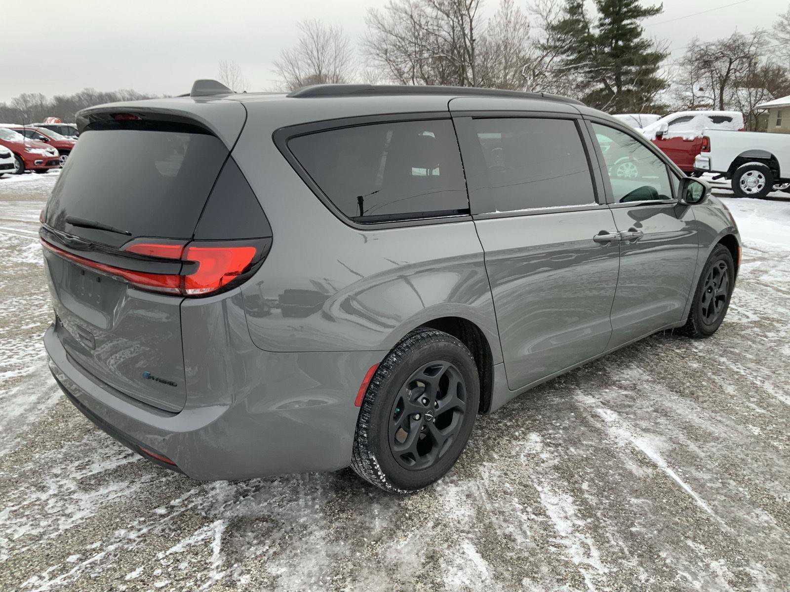 Used 2021 Chrysler Pacifica Limited w/ S Appearance Package image 14