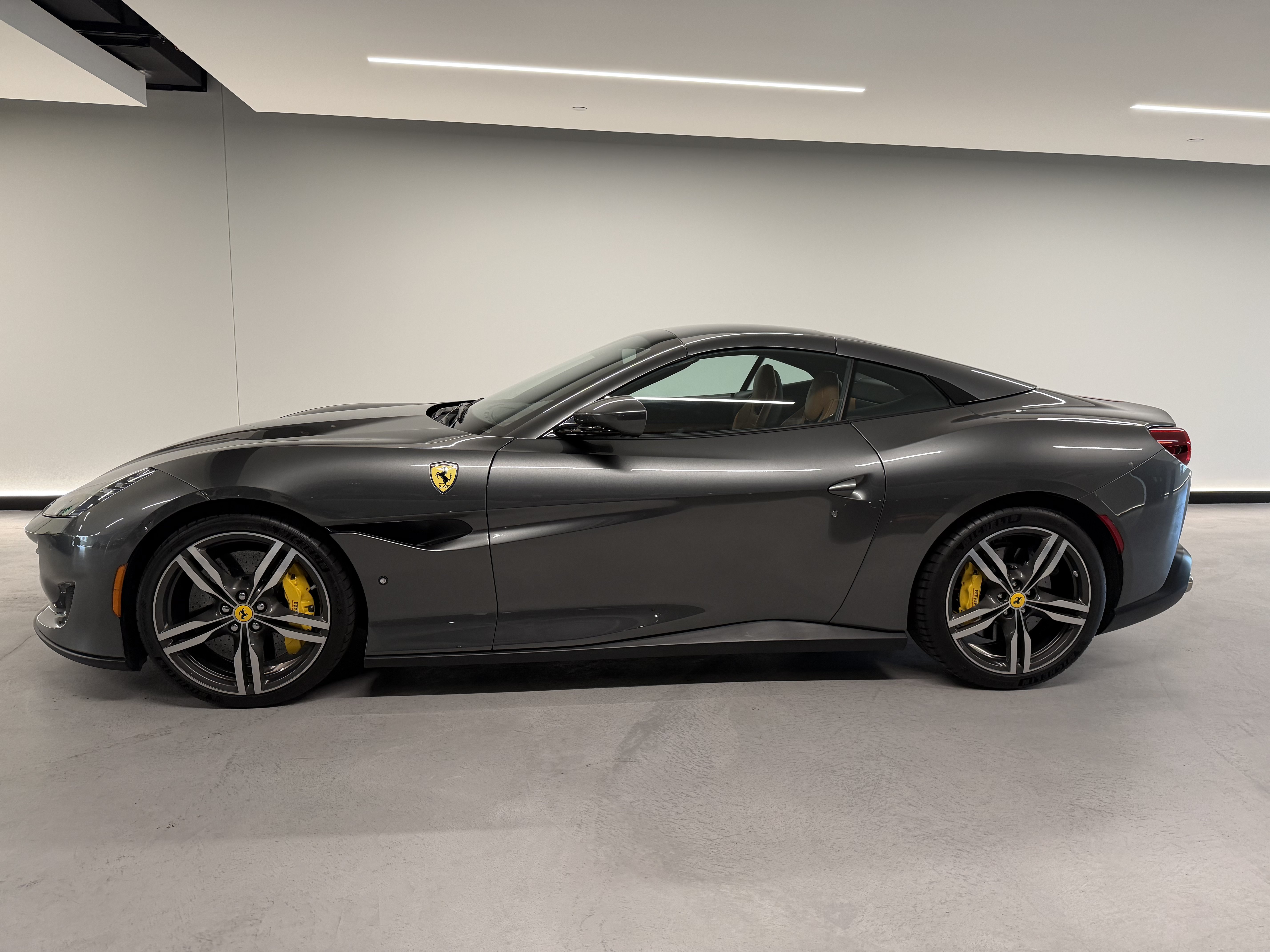 Used 2019 Ferrari Portofino RWD image 1