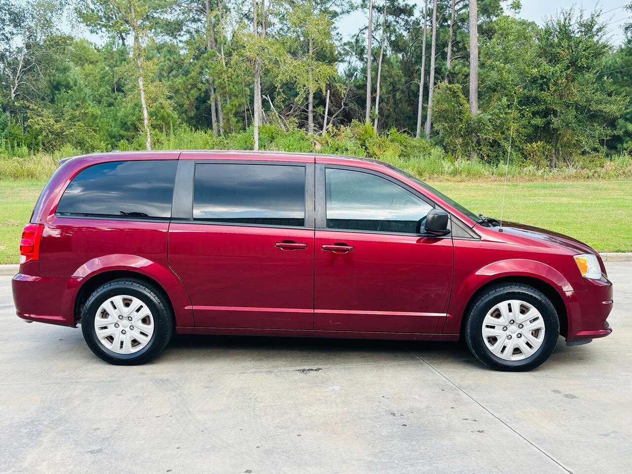 Used 2018 Dodge Grand Caravan SE w/ UConnect Hands-Free Group image 6