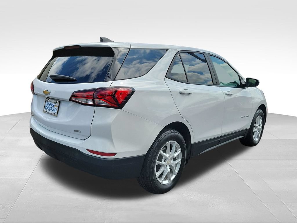 Used 2023 Chevrolet Equinox LS w/ LS Convenience Package AWD/4WD image 4