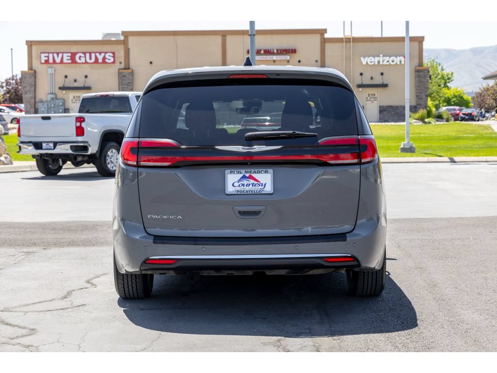 Used 2024 Chrysler Pacifica Touring FWD image 4