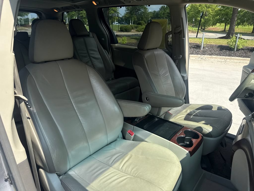 Used 2011 Toyota Sienna Limited FWD image 34