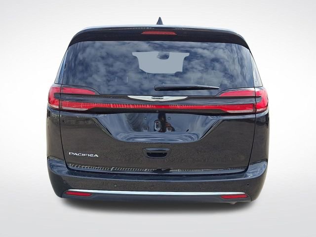 Used 2025 Chrysler Pacifica Select image 5