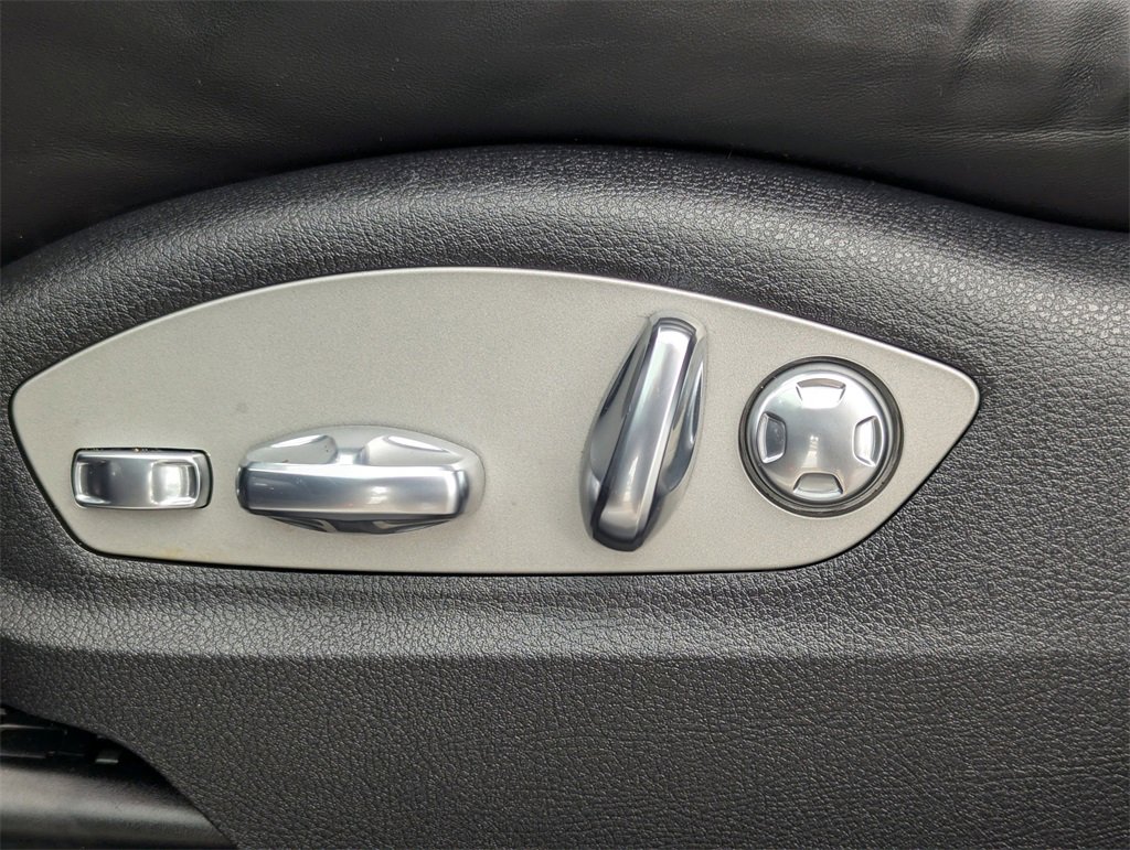 Used 2023 Porsche Macan Turbo image 13