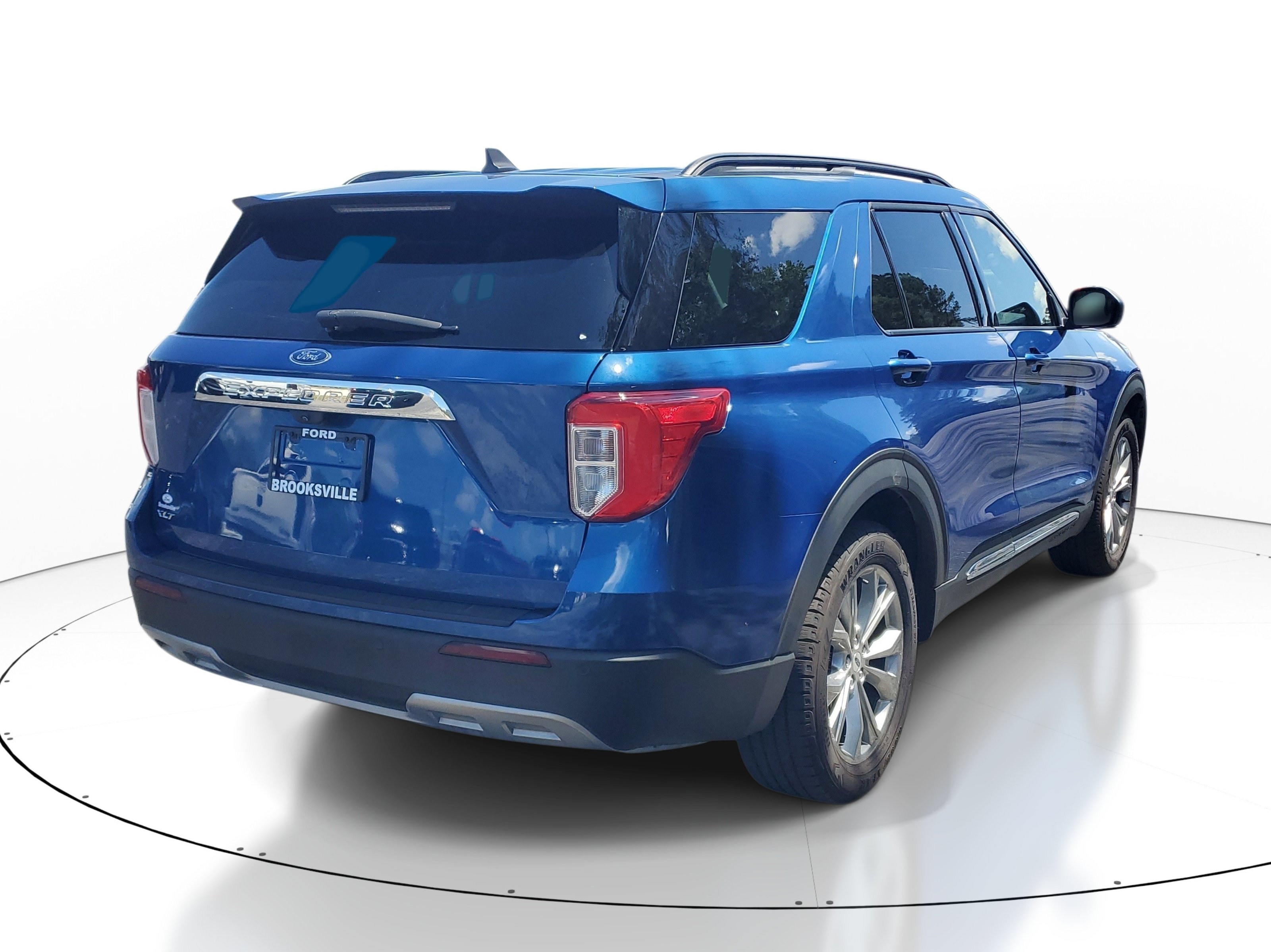 Used 2023 Ford Explorer XLT w/ Equipment Group 202A RWD image 6
