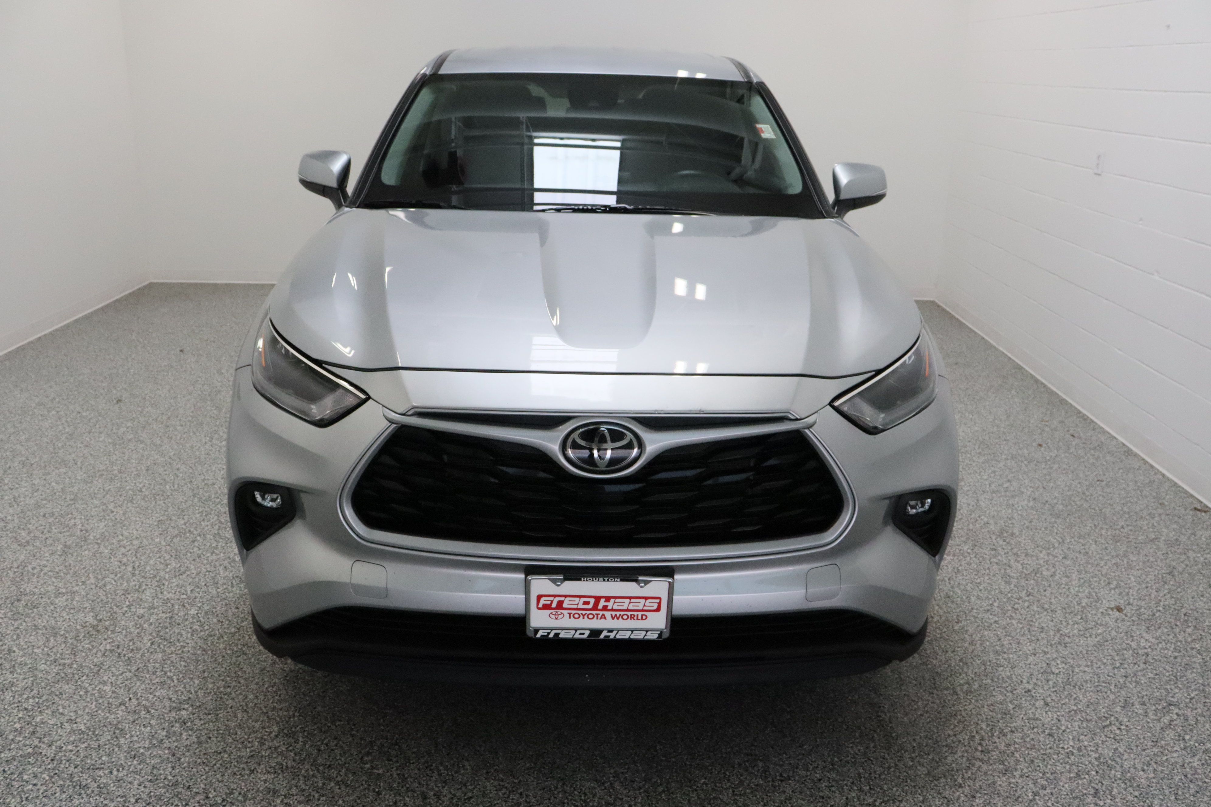 Certified 2025 Toyota Highlander LE FWD image 3