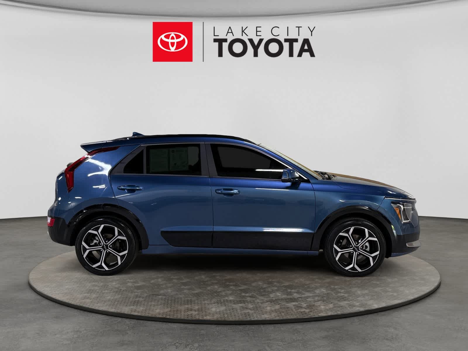 Used 2025 Kia Niro EX Touring FWD image 11