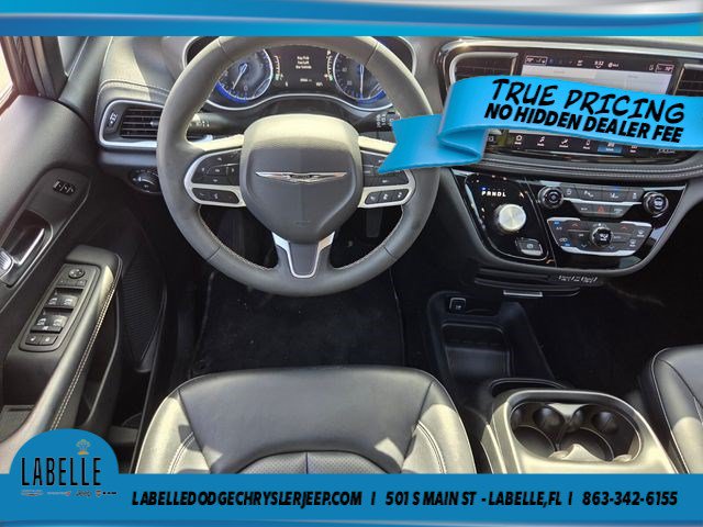 Used 2025 Chrysler Pacifica Select AWD/4WD image 12