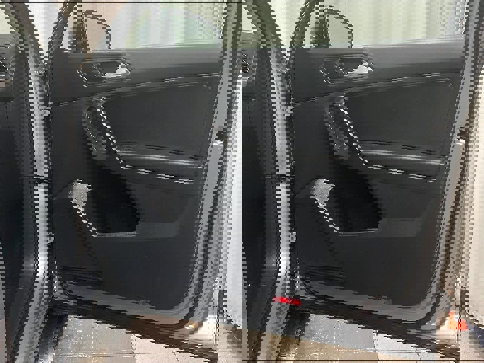 Used 2021 Volkswagen Tiguan SE image 12