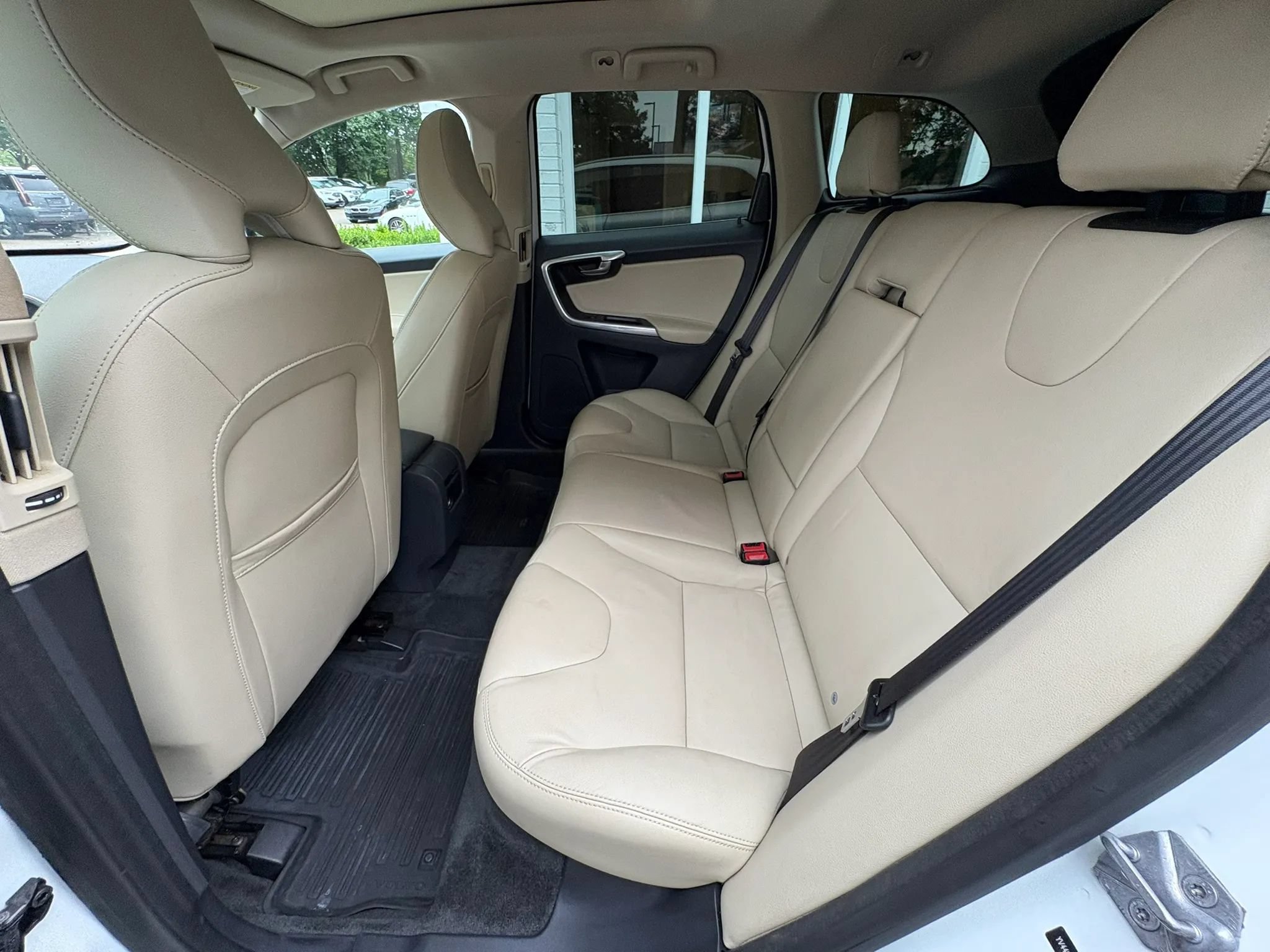 Used 2016 Volvo XC60 T6 w/ Proximity Package AWD/4WD image 26