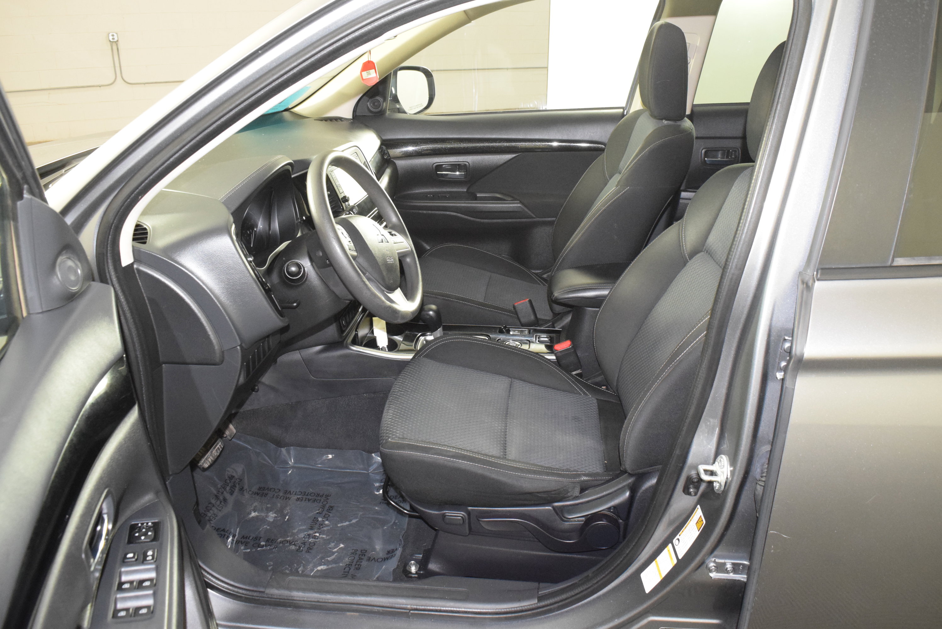 Used 2020 Mitsubishi Outlander ES image 2