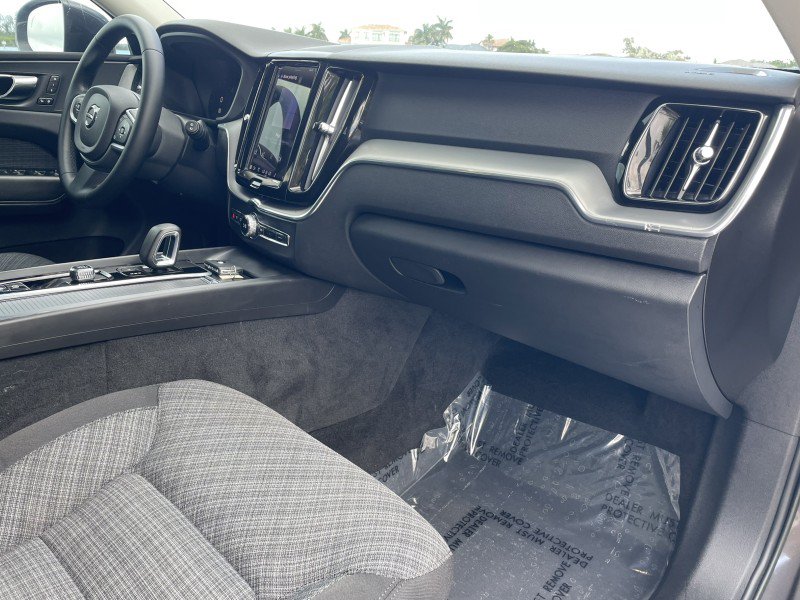 Used 2022 Volvo XC60 B5 Momentum AWD/4WD image 8