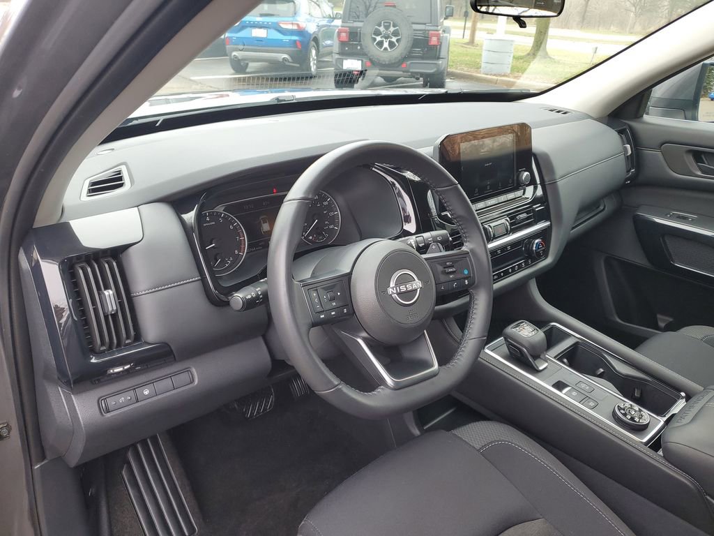 Used 2024 Nissan Pathfinder SV image 12