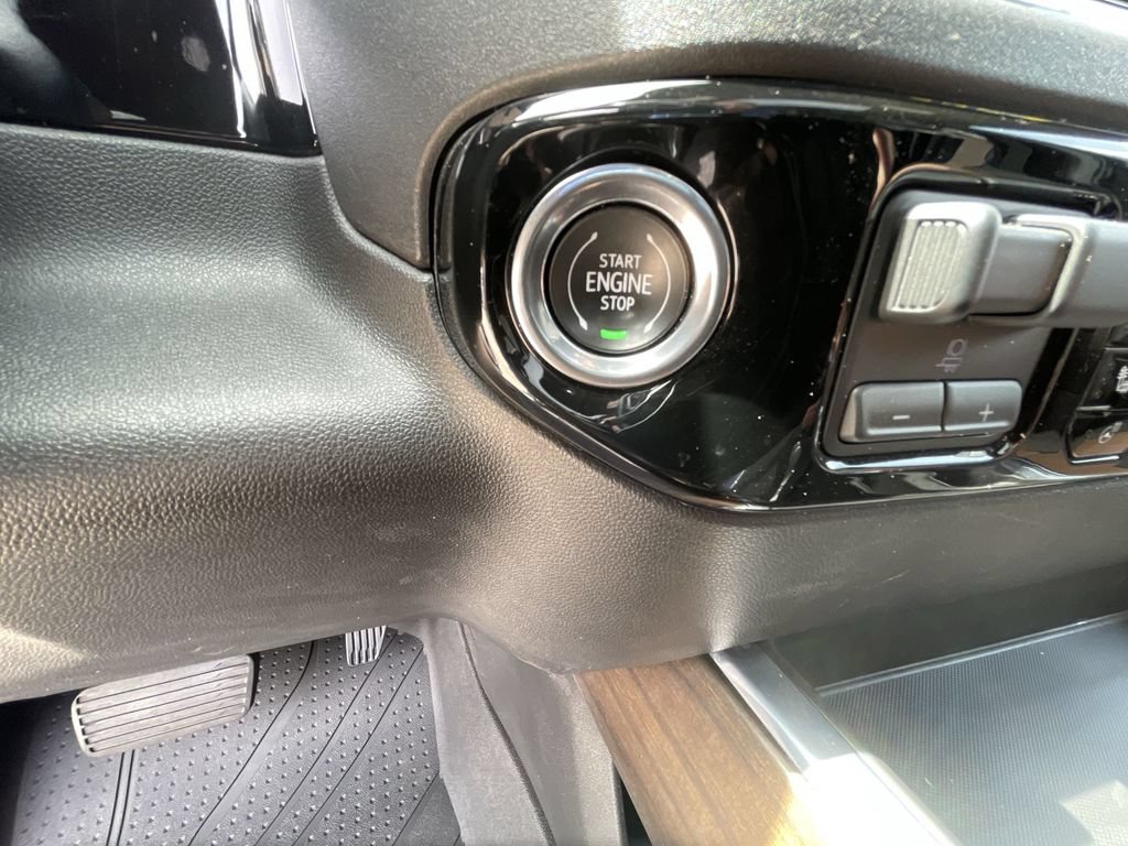 Certified 2024 Chevrolet Silverado 1500 High Country AWD/4WD image 17