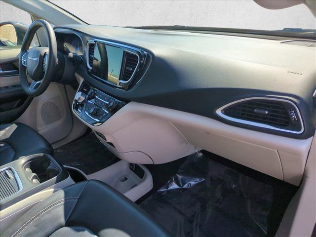 Used 2023 Chrysler Pacifica Touring-L FWD image 21