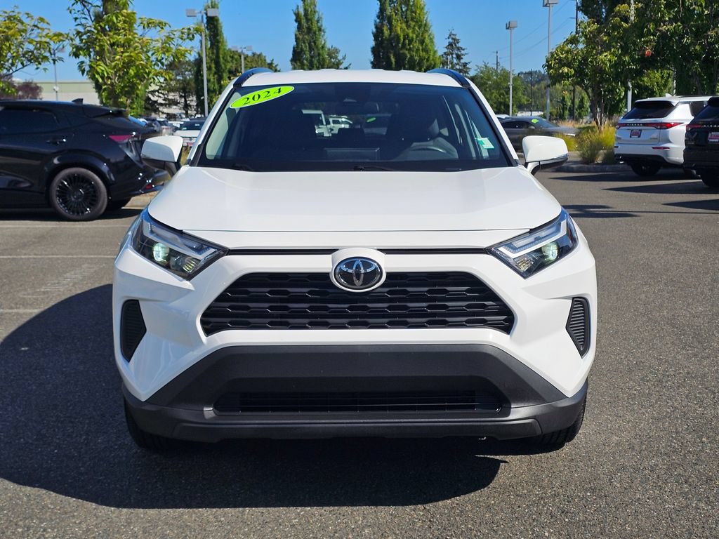 Used 2025 Toyota RAV4 XLE AWD/4WD image 2