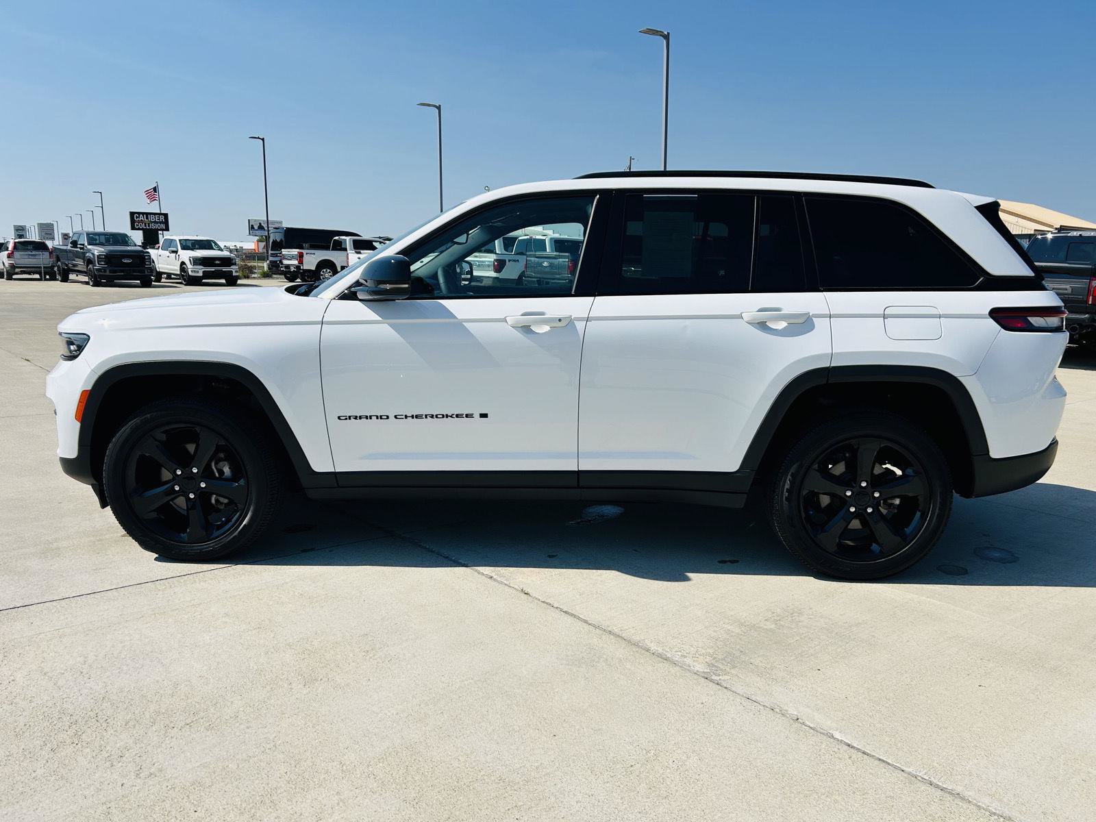 Used 2023 Jeep Grand Cherokee Altitude AWD/4WD image 35