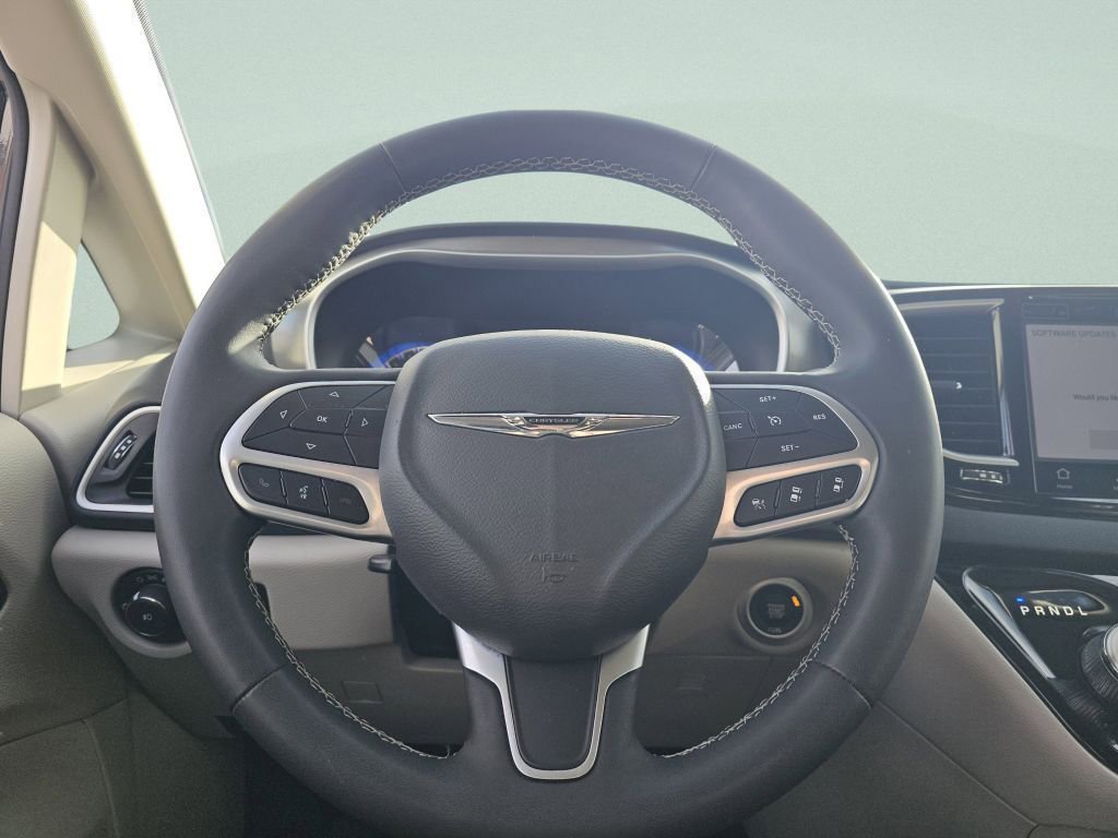 Used 2023 Chrysler Pacifica Touring-L image 29