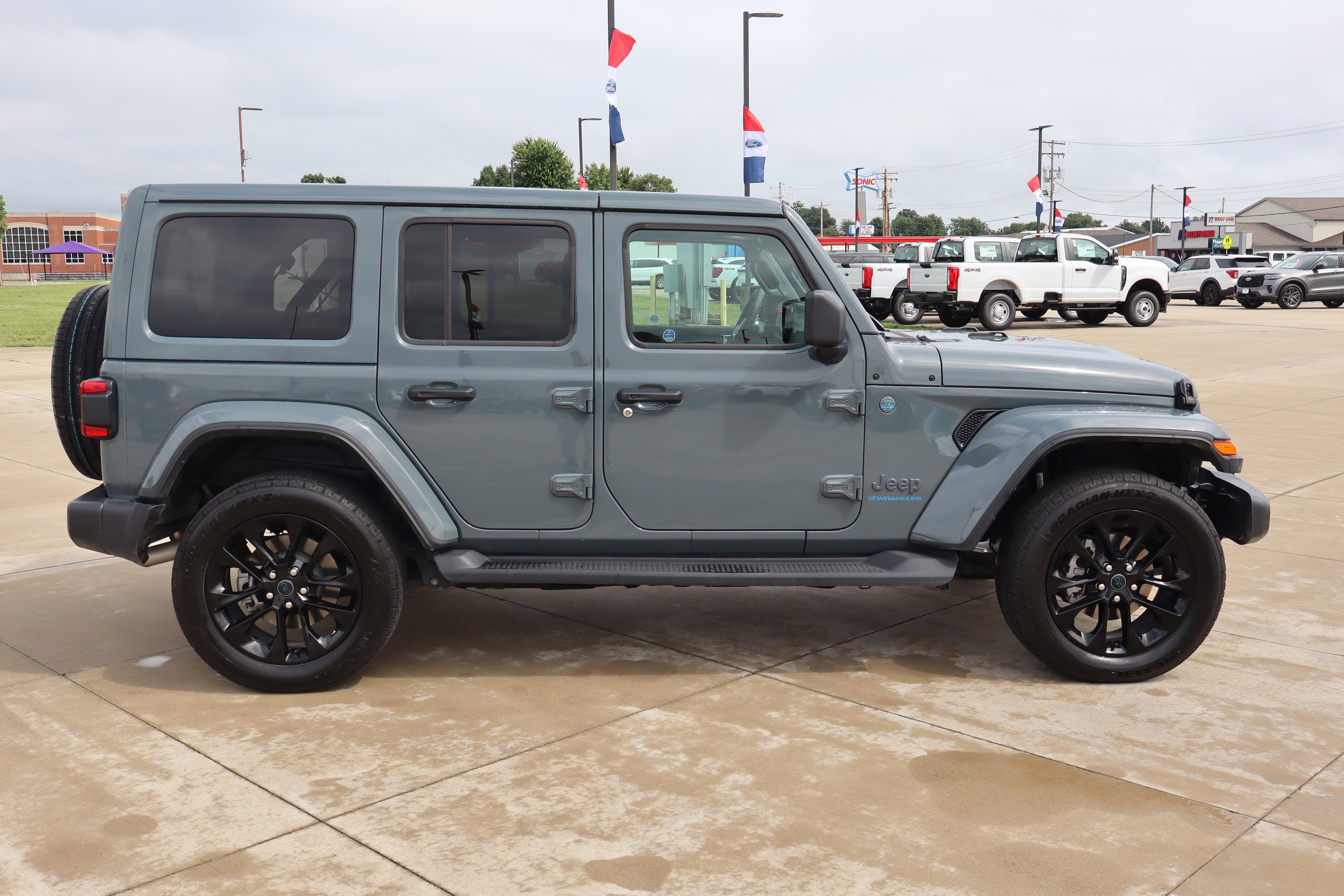 Used 2025 Jeep Wrangler Unlimited Sahara AWD/4WD image 4