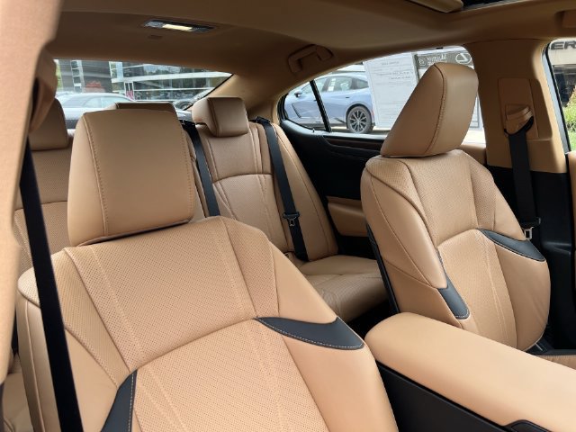 Certified 2025 Lexus ES 300h w/ Luxury Package FWD image 23