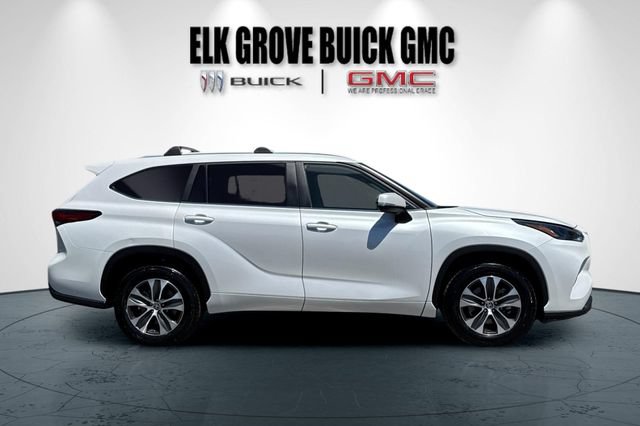 Used 2023 Toyota Highlander XLE FWD image 3