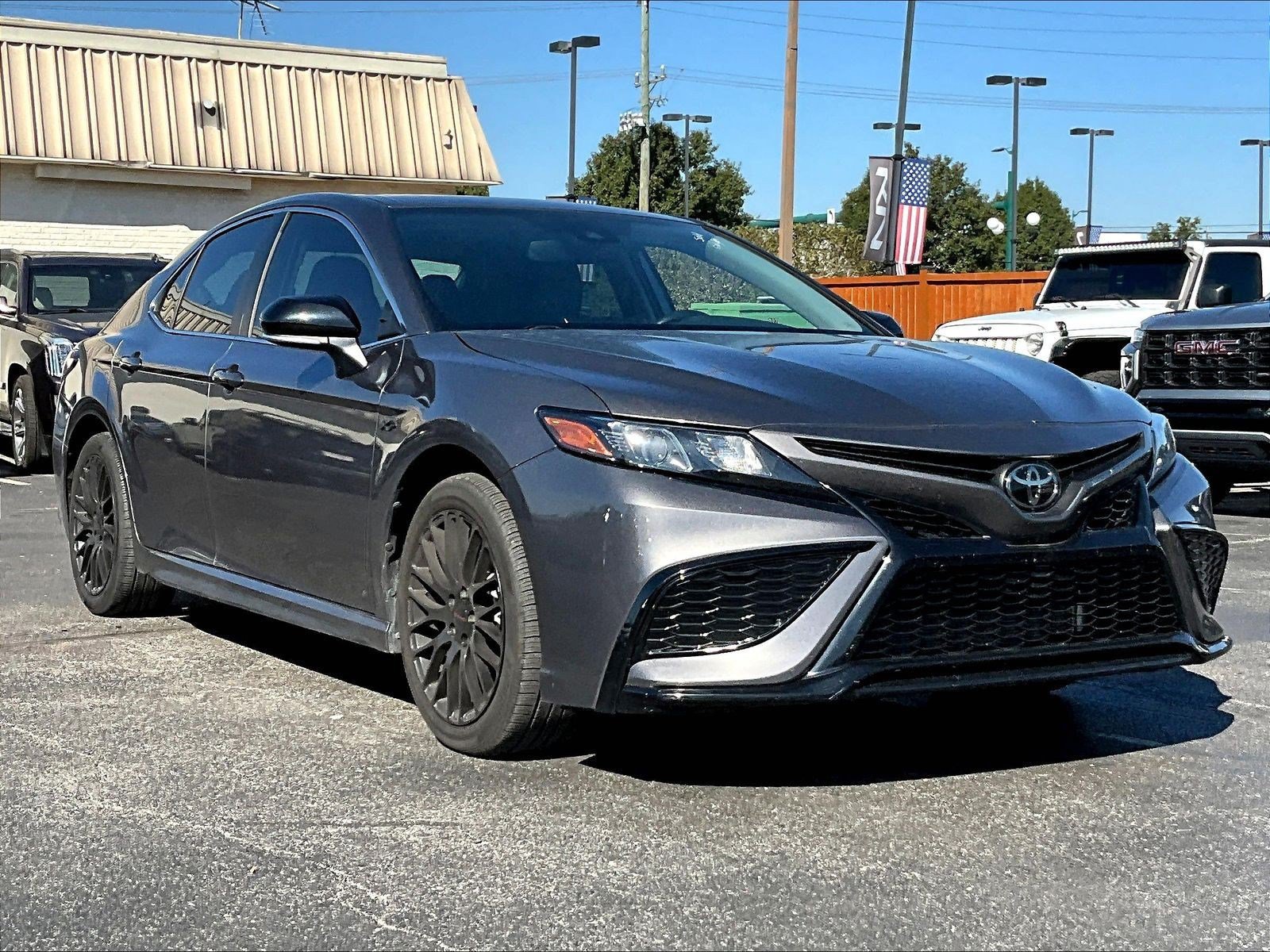 Used 2023 Toyota Camry SE w/ Convenience Package FWD image 3
