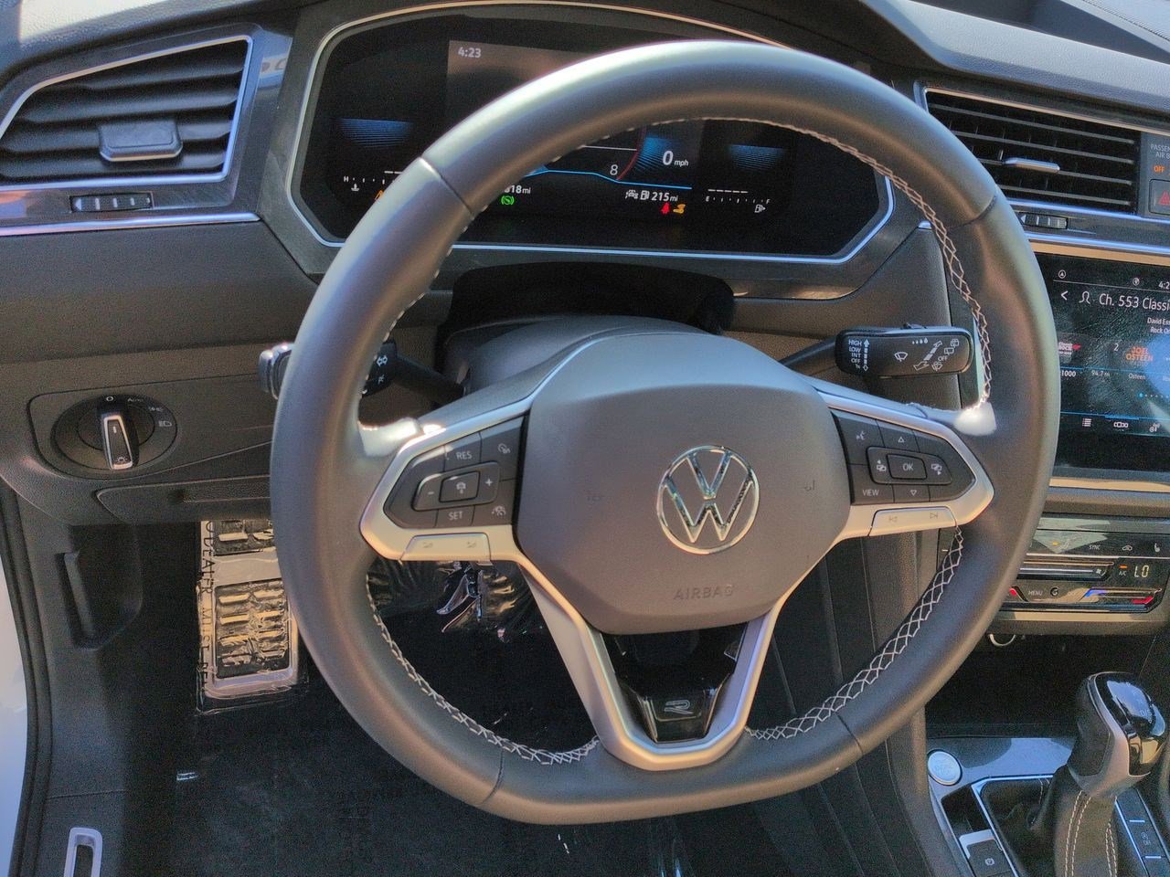 Used 2023 Volkswagen Tiguan SE R-Line image 10