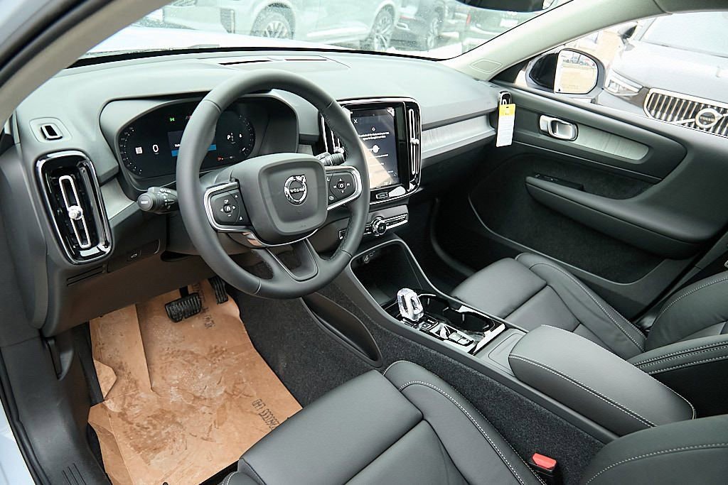 New 2026 Volvo XC40 B5 Plus w/ Climate Package image 12