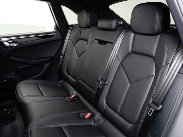 Certified 2025 Porsche Macan AWD/4WD image 29