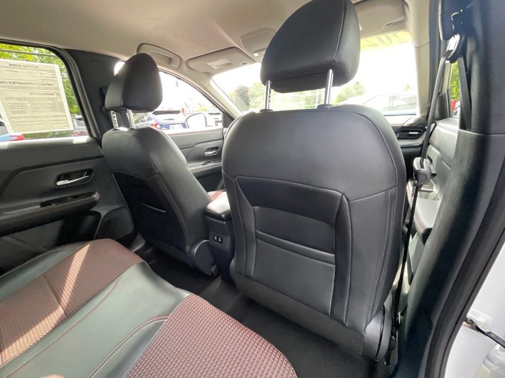 Used 2025 Nissan Kicks SR AWD/4WD image 19